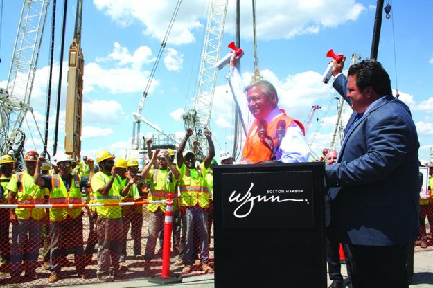 ➥➥ El presidente del Wynn Boston Harbor, Robert DeSalvio junto con el alcalde de Everett Carlo DeMaria dieron inicio oficial a la construcción del casino.