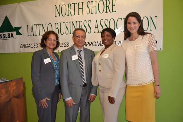 Hablando sobre las oportunidades con Wynn. De izquierda a derecha: Jill Lacey Griffin, Mass Gaming Commission; Nader AcevedoVP Ejecutivo, Hispanic American Institute; Shelley Webster, Suffolk Construction y Jennie Peterson, Manager-Development Wynn Boston Harbor.