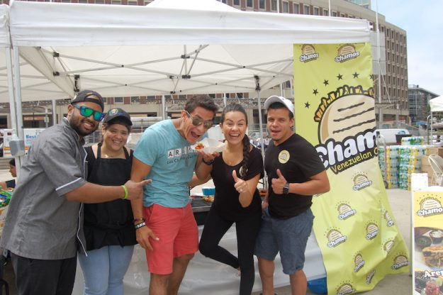 Freddy Cuevas, Ohdra Cuevas, Manuel Rendon, Yianett Chrinos y Joscar Doubeterre de Los Chamos de Lynn con sus arepas en el Carnaval Salvadoreño.