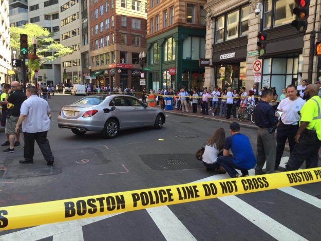 El accidente ocurrió el jueves al medio día. Foto: Boston Herald.