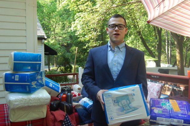 Mostrando parte de los donativos recolectados, el estudiante Daniel Lattarulo explica que la cruzada humanitaria consiste en brindar asistencia sanitaria a familias pobres con médicos norteamericanos que hablan español.
