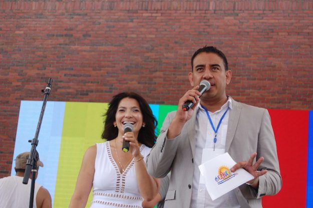 Cecy Gutiérrez y Rafael García animando el Carnaval Salvadoreño 2016 de Boston.