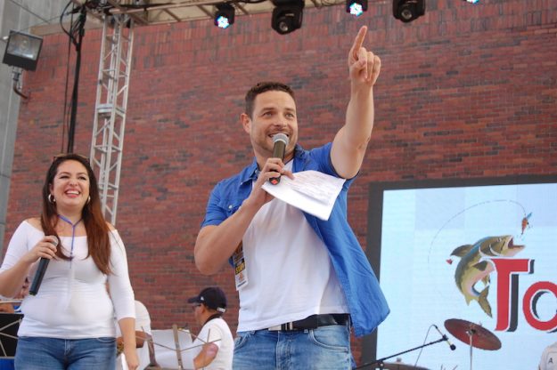 Chele González y Karla Trigueros, los otros maestros de ceremonia del Carnaval Salvadoreño.