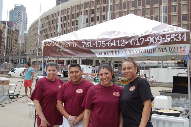 Omar Cruz, Rosita y Wuria Reyes, Hilda Ledmus de Family Pastry Shop.