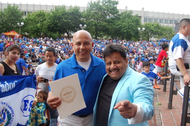 Julio Rivera, Orgullo Cuscatleco, con Tito Mira, una leyenda de la música salvadoreña en el Carnaval Salvadoreño.