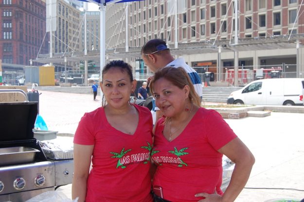 Liliana y Larin de Las Palmas Restaurant de Chelsea en el Carnaval Salvadoreño.