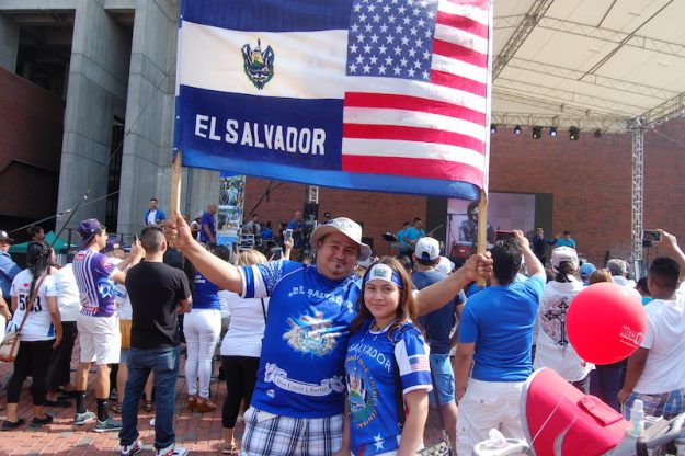 Los salvadoreños mostrando su amor a la patria.