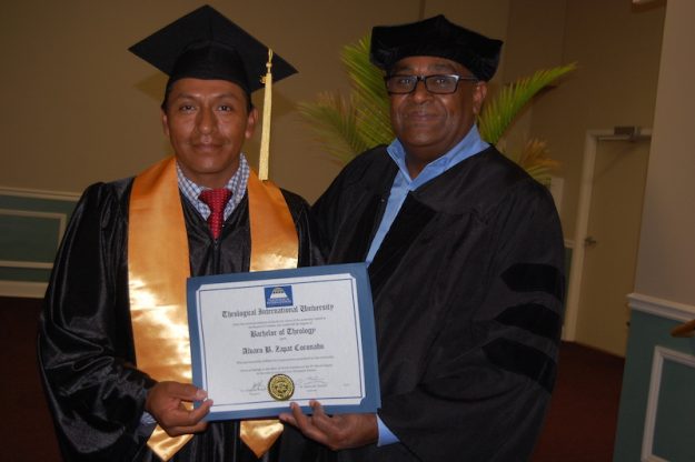 El Pastor Alvaro Zapat Coronado de Lynn recibe su diploma de Teólogo de manos del presidente de la Universidad.