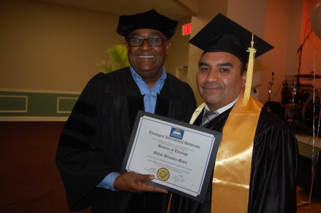 El presidente de Theological International University, doctor Julián del Rosairo, entrega diploma de Teólogo al Pastor de la Iglesia Visión Cristiana de Lynn, Neptali Alejandro Matul.