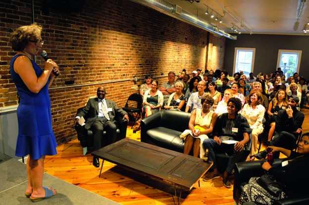 ➥➥ Jessica Andors, Directora ejecutiva de LCW (Lawrence Community Work) presenta a los asistentes el documental “Hecho en Lawrence” de FranAllen Acosta.