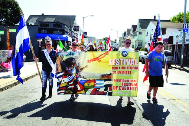 ➥➥ La sexta edición del Festival Multicultural dio inicio con su tradicional desfile por las principales calles de Everett.