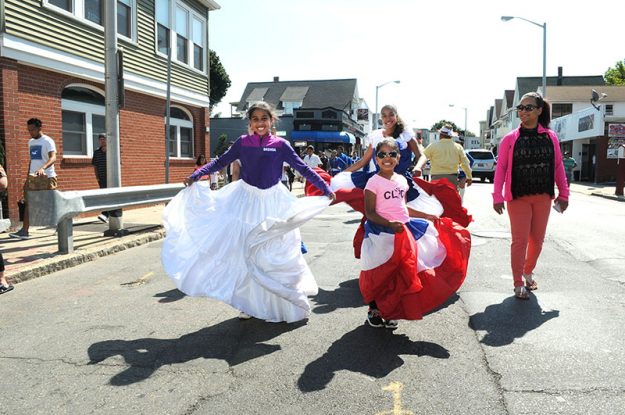 ➥➥ Cultura Latina de Lynn participando durante el desfile.