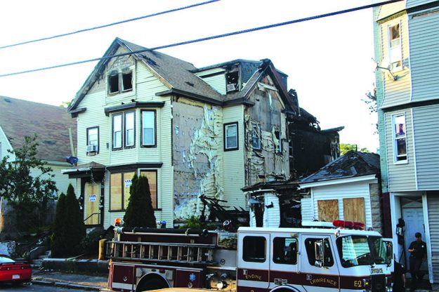 ➥➥ Casa de la calle Summer afectada por el incendio.