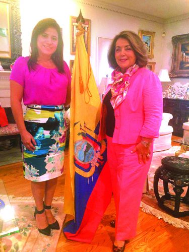 ➥➥ Ana María Suarez de Zambrano junto a la cónsul de Ecuador, Beatriz Stein.