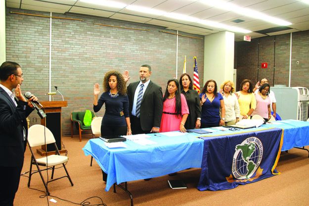➥➥ Kendrys Vásquez, presidente del Concilio Municipal de Lawrence juramenta a miembros de la junta de directores de Semana Hispana en Lawrence. Los dirigentes ejecutivos son Zoila Disla, presidenta; José Davila, vice presidente; María Mercedes Vásquez, secretaria y Marissa Meléndez, tesorera.