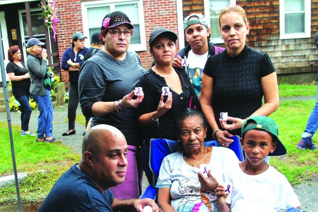 ➥➥ Familiares de Wanda Rosa antes de comenzar la vigilia en su memoria. Ellos son María Garcia, Edward Flores, Melly Suárez, María Rosa, Alisha DeLeón y Deven Evans.