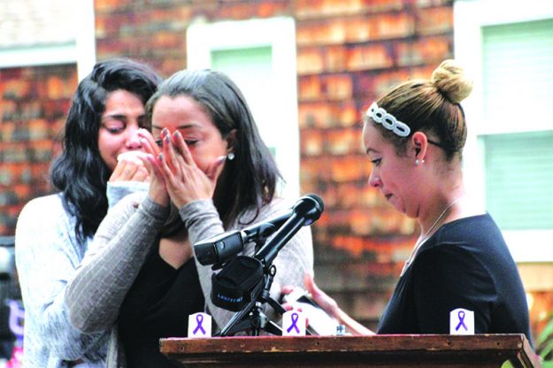 ➥➥ Amigas de Wanda Rosa lloran inconsolable después de leer un poema que escribió la fallecida.