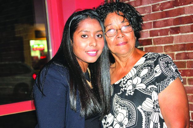 ➥➥ Juana Matias posa con su madre Querys Matos en Viva Bar durante la celebración de su victoria como la nueva Representante Estatal del Distrito 16.