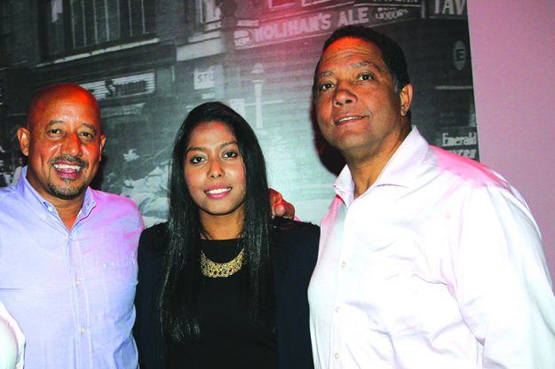 ➥➥ Los Concejales de Lawrence Brian DePeña a la izquierda y Modesto Maldonado asistieron a celebrar con Juana Matias.