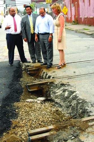 ➥➥ El Alcalde de Lawrence Dan Rivera, los representantes estatales Marco A. Devers y Frank Moran y la Senadora Barbara L’Italien observan el trabajo en las calles Haverhill y West.