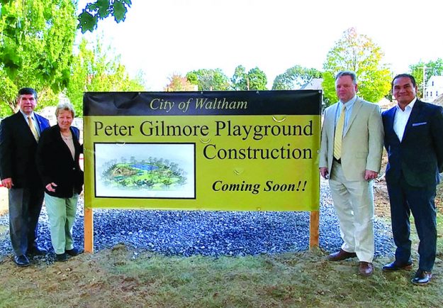 ➥➥ En la construcción del Peter Gilmore Playground, que abrirá sus puertas en la primavera del 2017. De izquierda a derecha: el concejal del sector 9, Robert G. Logan; Alcaldesa de Waltham, Jeannette A. McCarthy; concejal general, Patrick J. O’Brien y el concejal Carlos Vidal.