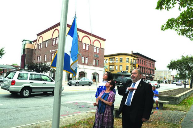 ➥➥ Guatemaltecos rindieron homenaje a su bandera. Marisol Jocol y María Olga Bran de Casa Guatemala y el cónsul de Guatemala, Jorge Alberto Figueroa.