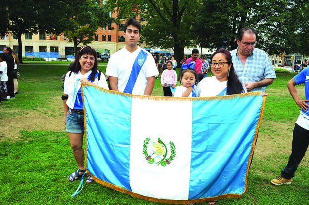 ➥➥ Chapines muestran con orgullo su amor patriótico durante el izamiento de la bandera guatemalteca.