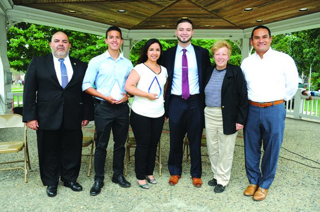 ➥➥ Reconocimientos a guatemaltecos destacados. De izquierda a derecha: Cónsul de Guatemala, Jorge Alberto Figueroa Salguero; Jensen Alvarado, recibió el premio “Miguel Ángel Asturias” por su excelencia académica; Olivia P. Rosa, recibió el premio “Rigoberta Menchú” por ser una guatemalteca destacada; Alcaldeza de Waltham Jeannette A. McCarthy y Carlos Vidal, Concejal de Waltham.