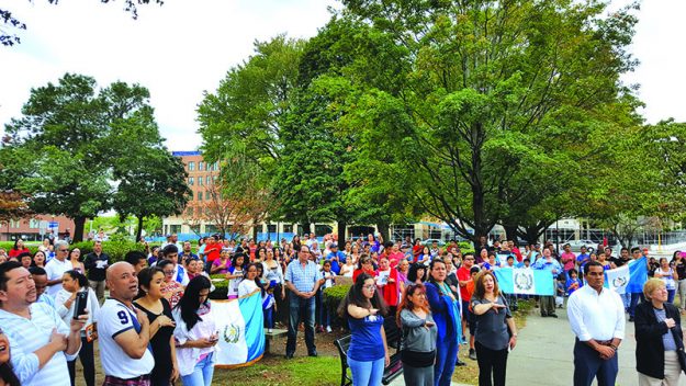 ➥➥ Comunidad guatemalteca se reunió en el Waltham Common para izar su bandera.