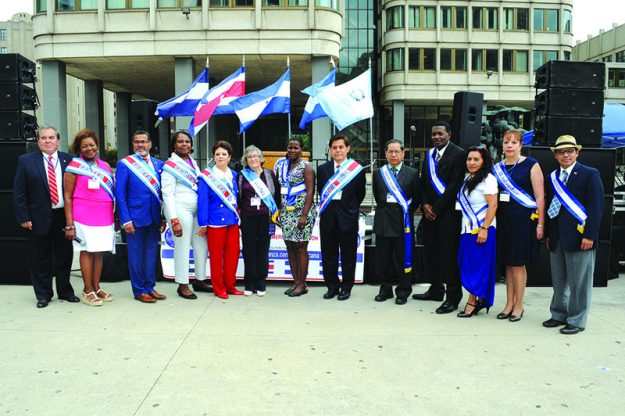 ➥➥ Miembros de la Alianza Cívica Cultural Centroamericana. De izquierda a derecha: Pedro Amaya, coordinador del evento; Sandra Amaya, Darwin cordoba, Damaris Johnson, tesorera; Olga Noj, Sara Barrientos, Mayra Cardona, Bernardo Iglesias, Gerónimo Noj, Efraín Martinez, vicepresidente; Ana Flamenco, Doris Rubio, secretaria y Alfonso Hernández, presidente.