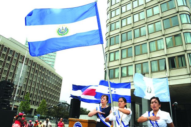 ➥➥ Durante la celebración de la independencia Centroamericana se cantó el himno nacional de cada país y se izó su respectiva bandera.