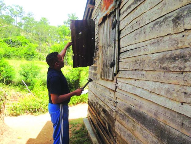 ➥➥ Paradas solidarias en la comunidad. Un grupo de personas se dedicaron a reparar las viviendas de los habitantes de algunas zonas de Haití y la República Dominicana.