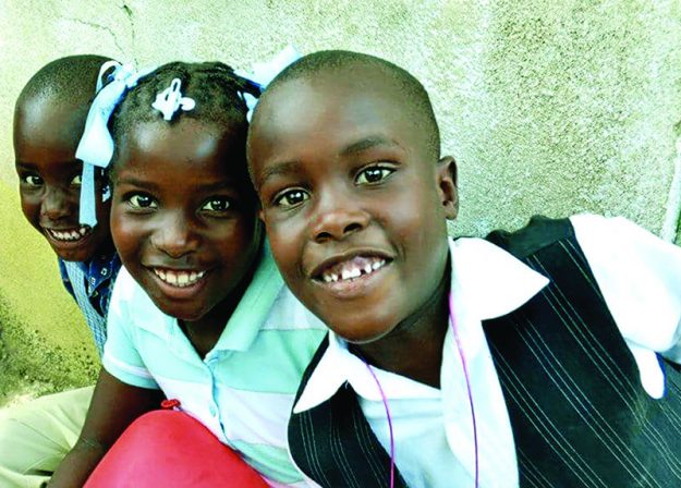 ➥➥ Una sonrisa vale más que mil palabras. Cientos de niños recibieron ayuda médica, ropa y juguetes.