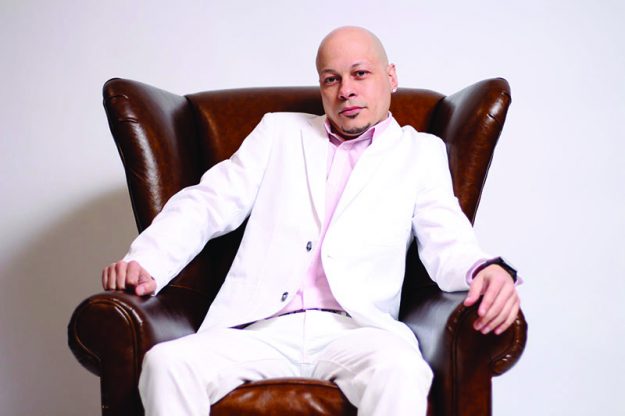 Para conocer más del artista sígalo en su página de Facebook Mambo & Swing o por Instagram mambo_y_swing_oficial