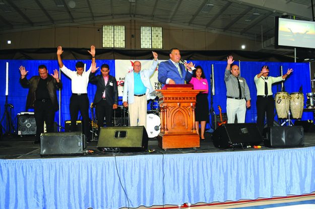 ➥➥ El presidente y fundador de la emisora, Oscar Ovalles, se dirige a los feligreses en el Lynn Vocational and Technical Institute.