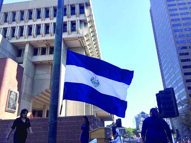 ➥➥ La bandera de El Salvador ondeó en la plaza mayor de la Alcaldía de Boston.