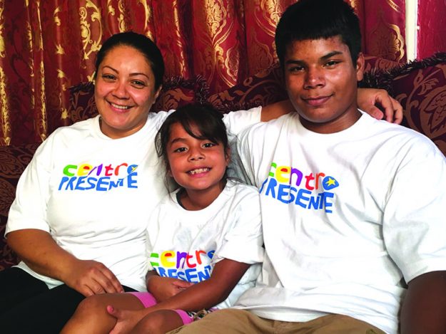 ➥➥ Laura Molina con tan solo 8 años de edad tiene una orden de deportación y pide junto con su familia que no los deporten.