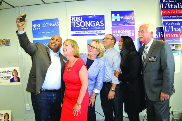 ➥➥ El Alcalde de Lawrence Dan Rivera se toma un selfie con la Senadora Barbara L’Italien, la Congresista Niki Tsongas, el Representante Estatal Frank Moran, la Representante Estatal Electa Juana Matias y el Alguacil electo del Condado de Essex Kevin F. Coppinger.