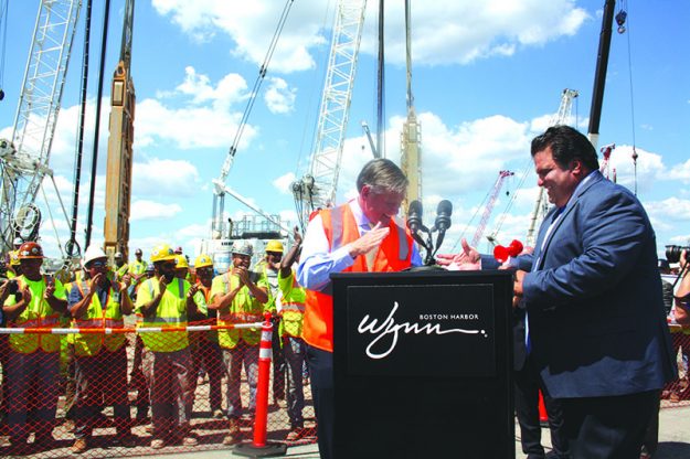 ➥➥ El presidente de Wynn Boston Harbor, Robert DeSalvio y el alcalde de Everett, Carlo DeMaria estrecharon sus manos durante la inauguración oficial de la construcción del casino el pasado mes de agosto, que espera contratar un total de 4 mil trabajadores.