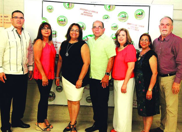 ➥➥ Nueva junta directiva de Banilejos Unidos en el Exterior. De izquierda a derecha: Frank Melo, Mirla Luna, Yvette Gonzalez, Luis Franjul, Fátima Romero, Amanda Lara y Gabriel Troncoso.
