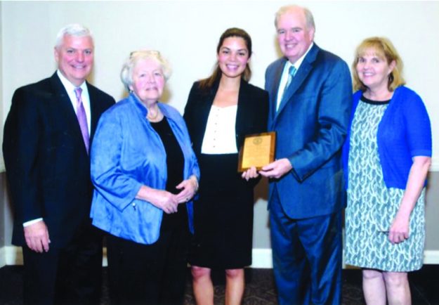 ➥➥ Premiada: Fiscal Stacey Pichardo, centro, recibe premio “Brian J. Honan Award” de manos de su hermano Representante estatal, Kevin Honan, de su señora madre Mary Honan y de su hermana, Clare Coughlin, y del Fiscal general de Boston Dan Conley.