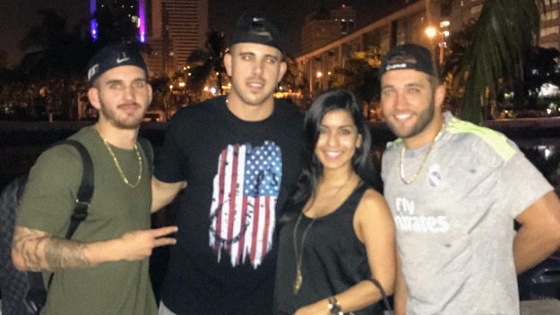 Esta es la última foto que se conoce de José Fernández con vida, tomada a las 2:37 a.m. del domingo en el bar American Social junto a una seguidora. Emilio Macias (izquierda) y Eduardo Rivero (derecha) murieron con él apenas 45 minutos después. Foto: Univision