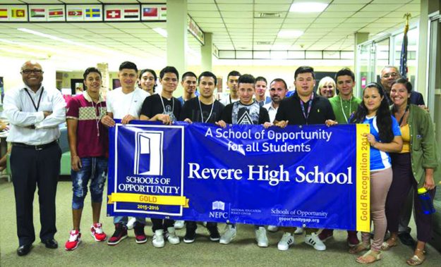 ➥➥ El director Lourenco Garcia junto con el personal de la escuela y estudiantes de Newcomer’s Academy, en Revere High School.