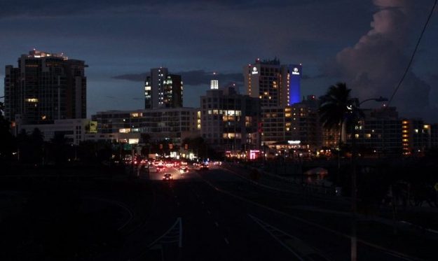 Se espera que el servicio eléctrico quede restablecido en su totalidad este viernes. Foto: Reuters.