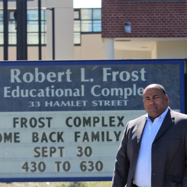 El Alcalde Daniel Rivera anunció hoy en la Escuela Robert Frost que se va a reelegir para un segundo mandato. (Foto Yadira Betances)