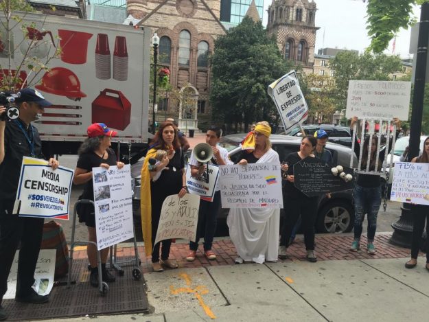 Una de las protestas que se realizaron cerca del Consulado de Venezuela en Boston.