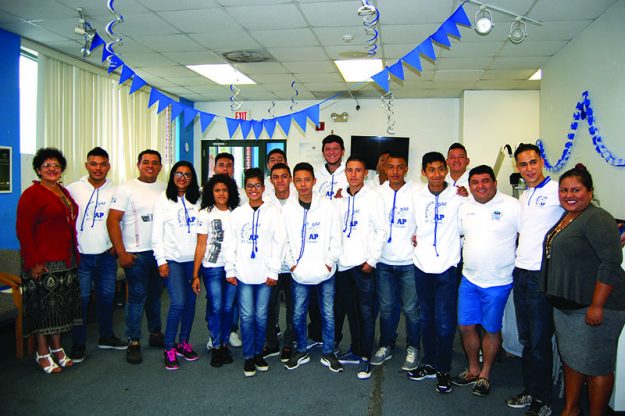 ➥➥ Los jóvenes integrantes de la Banda Angeles de Paz de El Salvador con la Cónsul salvadoreña Alba Azucena López, la vicecónsul Erika Arévalo Arteaga y el director de Boston Banda de Paz El Salvador, Omar Contreras.