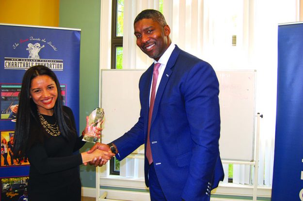 ➥➥ Patricia Montes recibe trofeo de manos de Paul Francisco en representación de New England Patriots Football Organization.