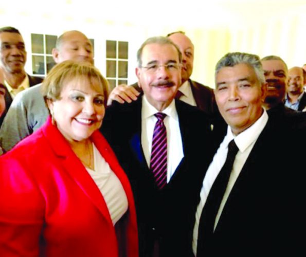 ➥➥ Presidente dominicano Danilo Medina con dirigentes del PLD en Boston, Ana Gratereaux y Francisco Lizardo.