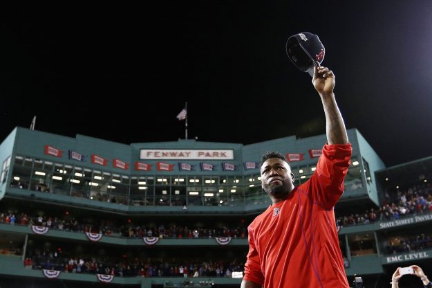 Tras culminar el juego, David Ortiz salió al montículo para despedirse la afición.